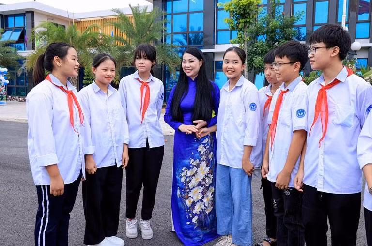Bí thư Tỉnh ủy Vĩnh Phúc trò chuyện, động viên học sinh Trường THCS Vĩnh Tường Bí thư Tỉnh ủy Vĩnh Phúc trò chuyện, động viên học sinh Trường THCS Vĩnh Tường