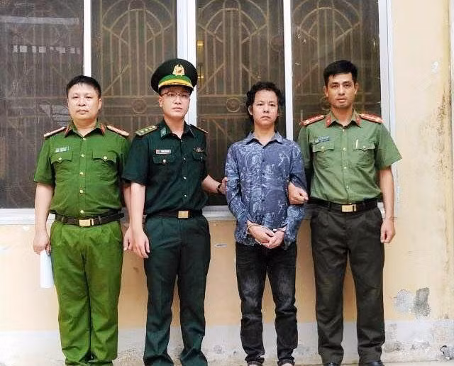 Đối tượng Tuấn bị lực lượng chức năng bắt giữ khi cố gắng nhập cảnh trái phép về Việt Nam. Ảnh: Công an tỉnh Tuyên Quang 