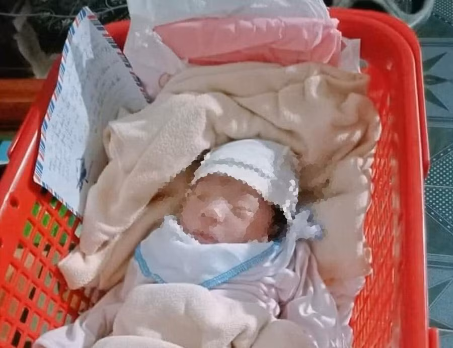 Bé gái sơ sinh bị bỏ rơi ở Tuyên Quang đã có gia đình tạm thời nuôi dưỡng
