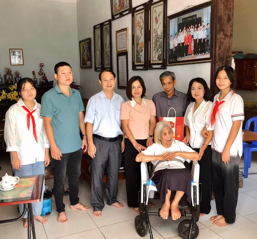 Học sinh Trường THCS Hà Thạch được tham gia cùng các thầy cô giáo trong hoạt động đền ơn đáp nghĩa