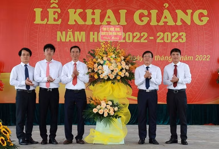 Chủ tịch UBND tỉnh Vĩnh Phúc Lê Duy Thành (thứ 2 từ phải qua) đến dự lễ khai giảng và tặng hoa chúc mừng Trường THPT Chuyên Vĩnh Phúc Chủ tịch UBND tỉnh Vĩnh Phúc Lê Duy Thành (thứ 2 từ phải qua) đến dự lễ khai giảng và tặng hoa chúc mừng Trường THPT Chuyên Vĩnh Phúc