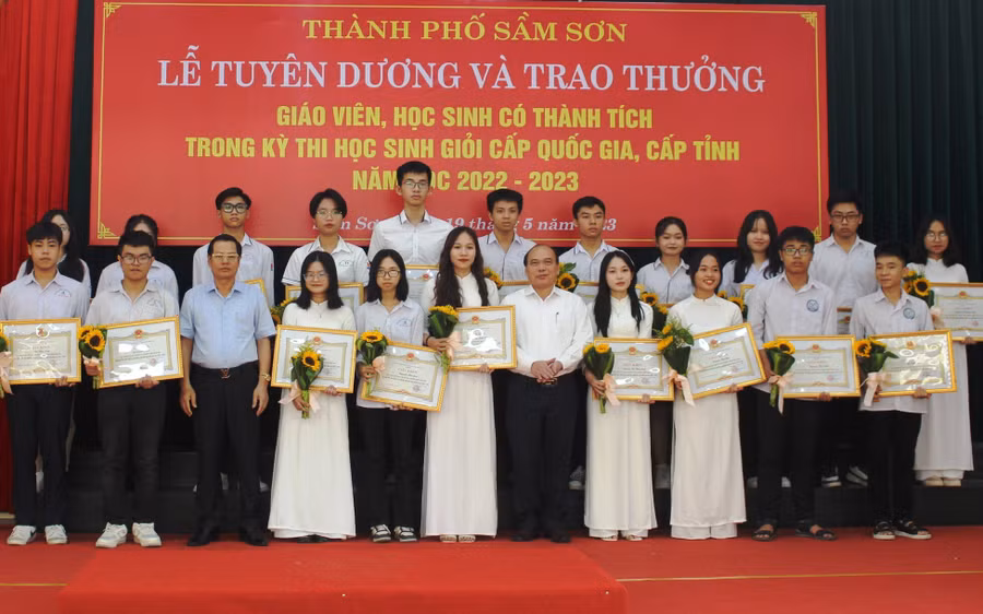 Lãnh đạo Sở GD&ĐT Thanh Hóa trao thưởng cho học sinh TP Sầm Sơn. Ảnh: Thế Lượng.