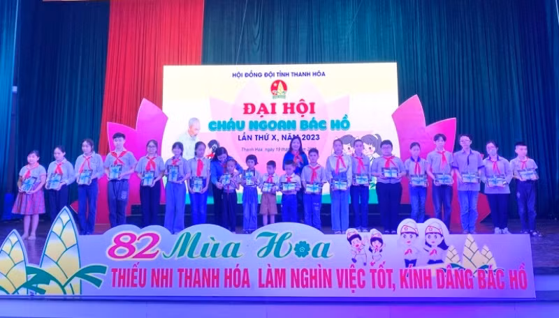 Hội Đồng đội Trung ương trao tặng 20 suất quà cho 20 đội viên tiêu biểu có hoàn cảnh khó khăn trên địa bàn tỉnh Thanh Hóa. Ảnh: TL.