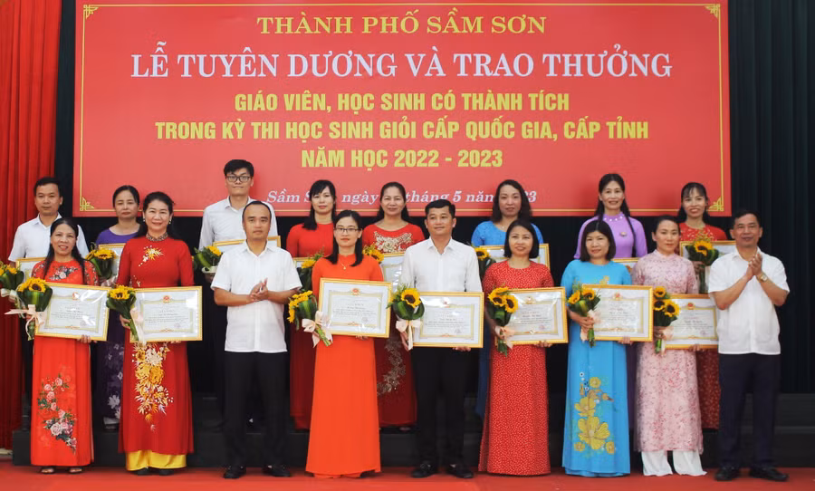 Nhiều thầy cô giáo có học sinh đoạt giải cấp Quốc gia, cấp tỉnh được UBND TP Sầm Sơn tuyên dương, trao thưởng. Ảnh: Thế Lượng.