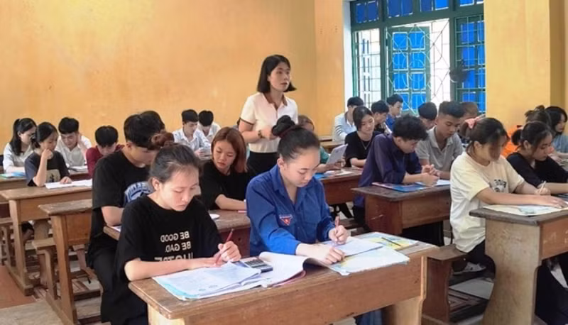 Cô và trò Trường THPT Lang Chánh (Thanh Hóa). Ảnh: Nhà trường cung cấp.