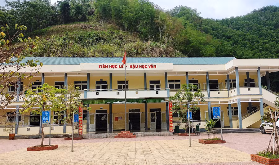 Khu nhà lớp học 2 tầng của Trường Tiểu học Trung Sơn. Ảnh: Thế Lượng.