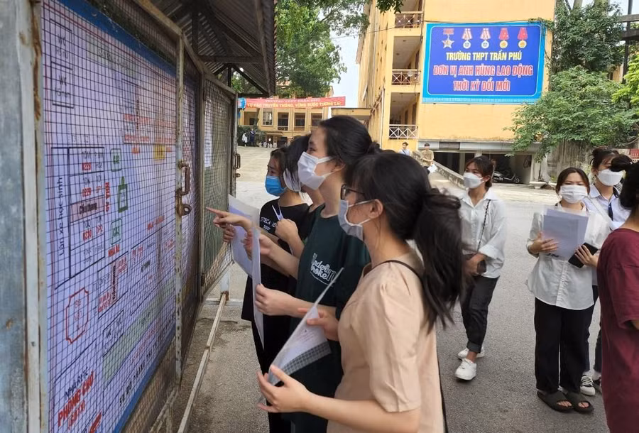 Thí sinh đến làm thủ tục dự thi tại điểm thi Trường THPT Trần Phú Thí sinh đến làm thủ tục dự thi tại điểm thi Trường THPT Trần Phú