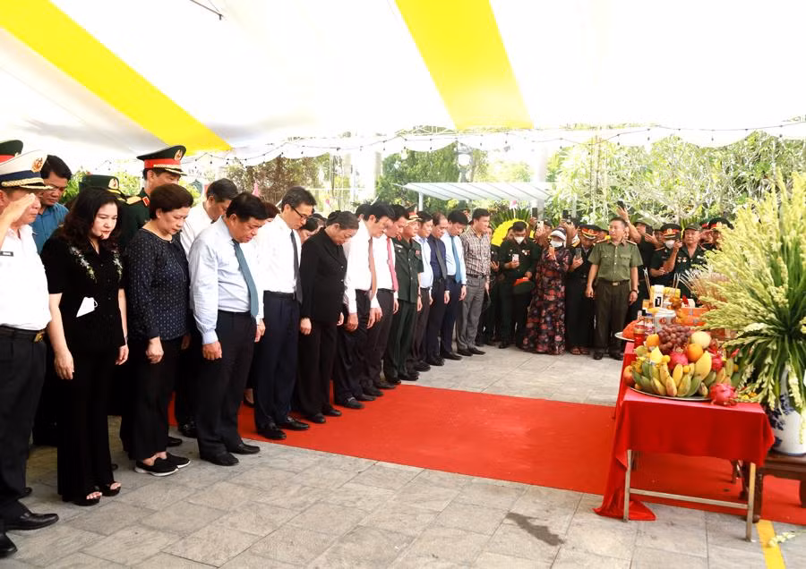 Đại biểu tham gia nghi thức truy điệu, an táng hài cốt liệt sỹ tại Nghĩa trang Liệt sỹ Quốc gia Vị Xuyên. Ảnh: Kim Tiến Đại biểu tham gia nghi thức truy điệu, an táng hài cốt liệt sỹ tại Nghĩa trang Liệt sỹ Quốc gia Vị Xuyên. Ảnh: Kim Tiến