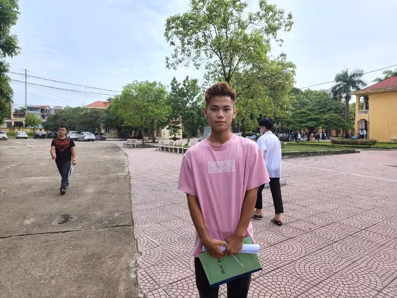 Thí sinh Nguyễn Bá Hảo tự tin với bài thi Ngoại Ngữ.