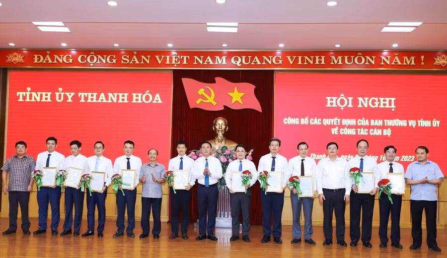 Các cán bộ được điều động, phân công nhiệm vụ mới nhận quyết định. Ảnh: Minh Hiếu.