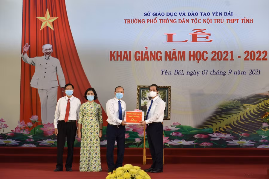 Bộ trưởng Bộ GD&amp;ĐT Nguyễn Kim Sơn tặng quà thầy và trò Trường PTDT nội trú THPT Yên Bái.