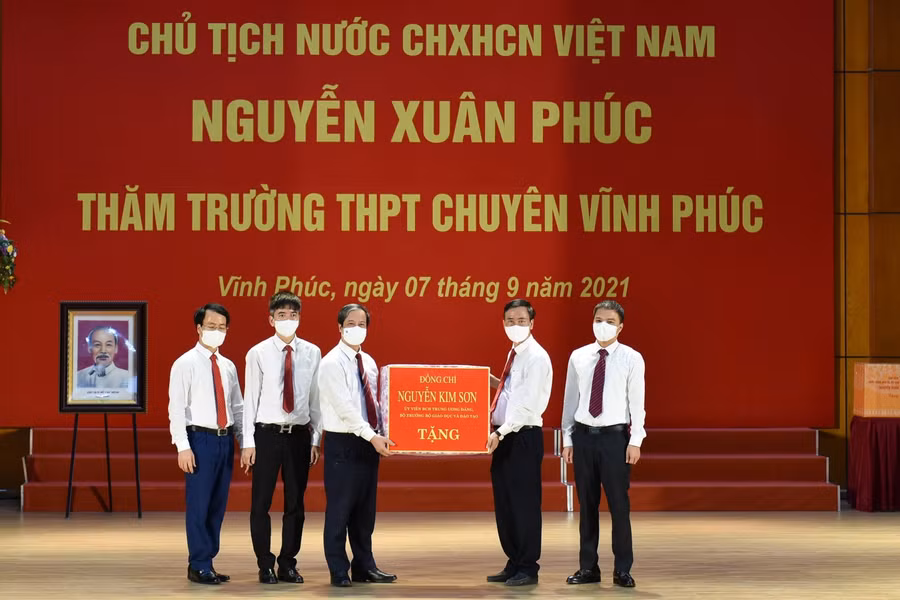Bộ trưởng Nguyễn Kim Sơn trao tặng quà thầy trò Trường THPT Chuyên Vĩnh Phúc.