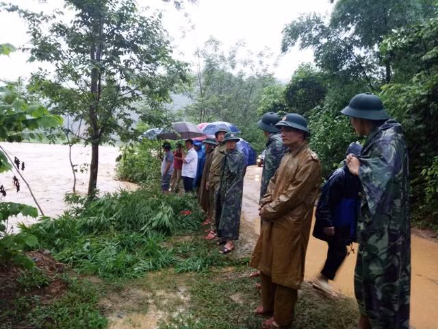 Lực lượng chức năng huyện Quang Sơn có mặt tại hiện trường để chỉ đạo công tác cứu hộ anh Phạm Bá Huy. Lực lượng chức năng huyện Quang Sơn có mặt tại hiện trường để chỉ đạo công tác cứu hộ anh Phạm Bá Huy.
