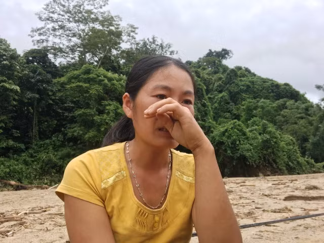Chị Vi Thị Hợp (1988) vẫn ngơ ngác trước cảnh nhà cửa, tài sản bị lũ cuốn trôi tất cả.