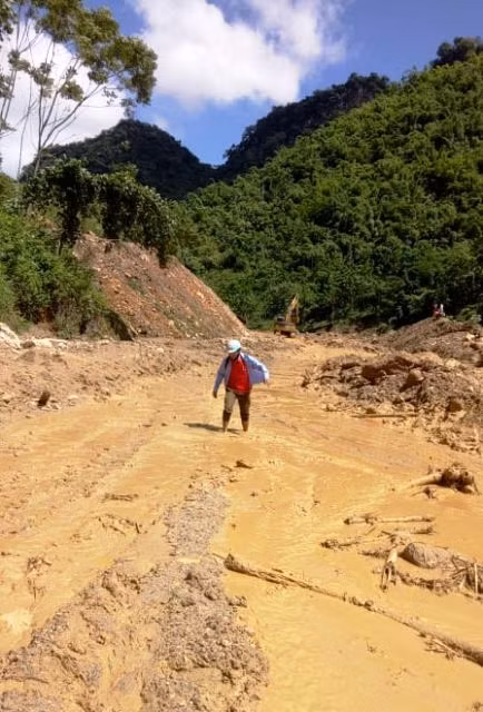 Sau đợt mưa lũ, đường lên bản Trung Thắng bị tàn phá nặng nề