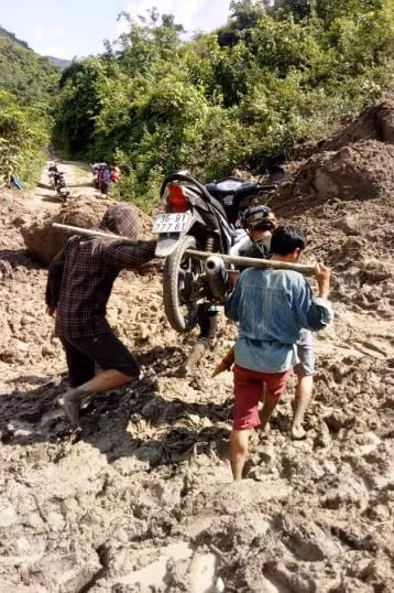 Muốn vượt, phải khiêng xe