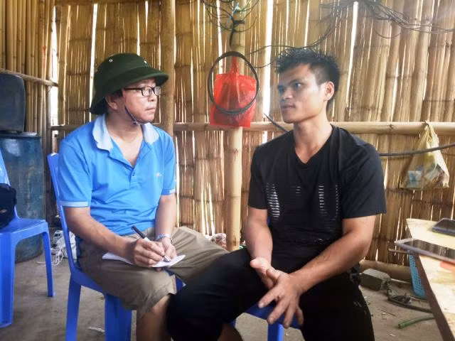 Phạm Bá Huy (phải) kể lại giây phút sinh tử giữa dòng lũ