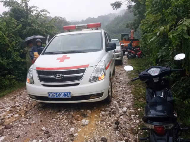 Xe cứu thương túc trực trên bờ sông Luồng Xe cứu thương túc trực trên bờ sông Luồng