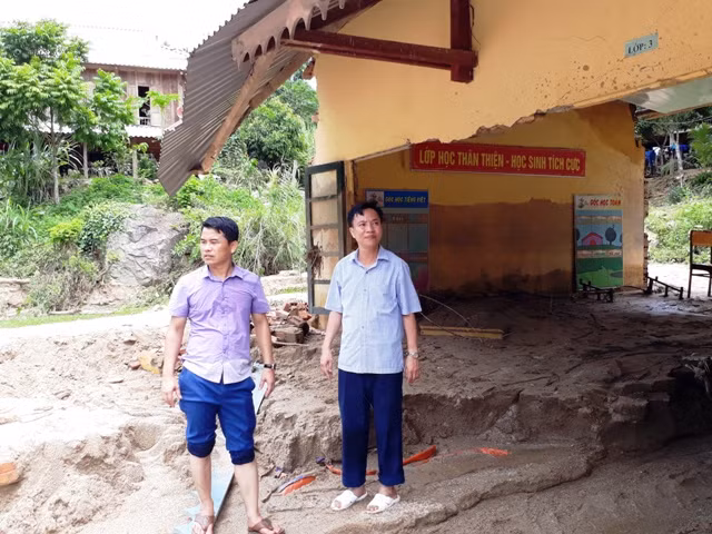 Ông Lê Đình Xuân (phải) - Trưởng phòng GD&ĐT huyện Quan Sơn đi kiểm tra những điểm trường bị tàn phá sau mưa lũ.