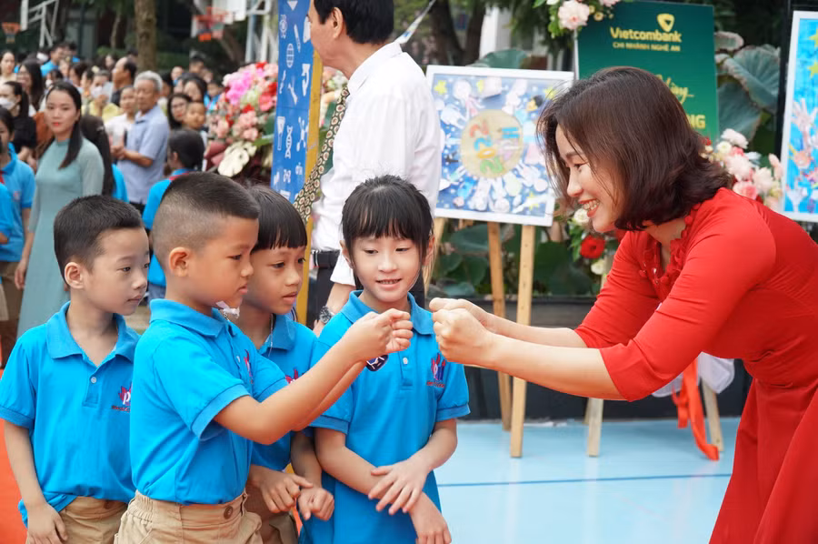 Cô giáo Trường phổ thông chất lượng cao Phượng Hoàng (TP Vinh, Nghệ An) chào đón học sinh lớp 1 bước vào năm học mới 2022-2023.