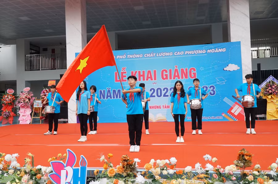 Sau hơn 2 năm dịch bệnh, khoảng 800 nghìn học sinh của gần 1.500 trường học tỉnh Nghệ An đã có lễ khai giảng năm học mới bình thường, phấn khởi. Sau hơn 2 năm dịch bệnh, khoảng 800 nghìn học sinh của gần 1.500 trường học tỉnh Nghệ An đã có lễ khai giảng năm học mới bình thường, phấn khởi.