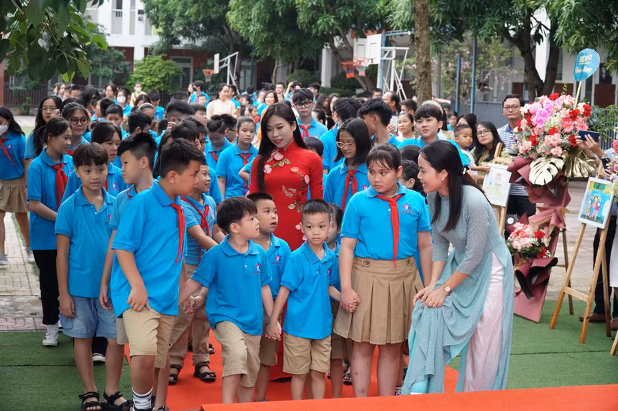 Tại Trường Phổ thông chất lượng cao Phượng Hoàng (TP Vinh, Nghệ An), để học sinh khóa mới bớt bỡ ngỡ, trong lễ khai giảng, các em sẽ được anh chị khóa trên và thầy cô giáo cùng động viên, khích lệ tinh thần. Tại Trường Phổ thông chất lượng cao Phượng Hoàng (TP Vinh, Nghệ An), để học sinh khóa mới bớt bỡ ngỡ, trong lễ khai giảng, các em sẽ được anh chị khóa trên và thầy cô giáo cùng động viên, khích lệ tinh thần.