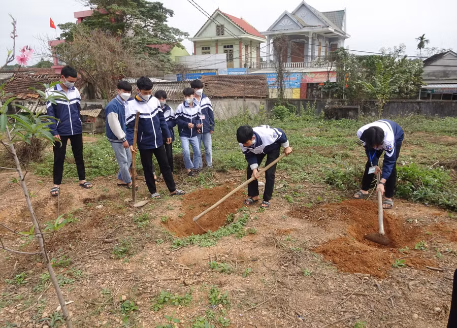 Học sinh Trường THPT Bắc Yên Thành (huyện Yên Thành, Nghệ An) hưởng ứng Tết trồng cây xuân Nhâm Dần 2022.