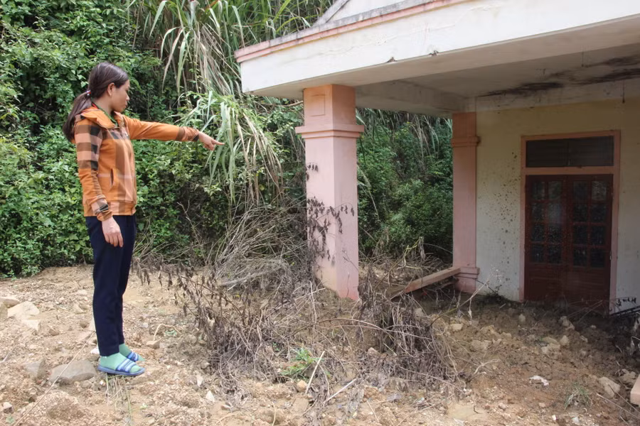 Phòng học xây kiên cố bị đất đá sạt lở xuống cao nửa mét, các cô không thể dọn dẹp được