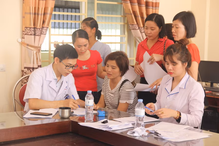 Bác sĩ khám sàng lọc ung thư cho giáo viên tại Trường THPT Nguyễn Duy Trinh (Nghệ An).