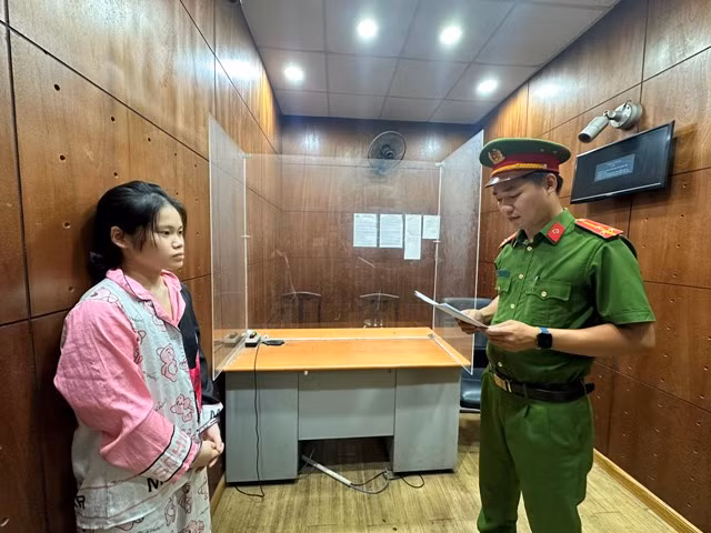 Công an tống đạt các quyết định và lệnh đối với Phạm Huỳnh Nhật Vi. (Ảnh: Công an TPHCM)