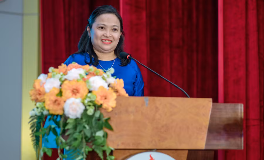 TS Trương Thị Hiền phát biểu nhận nhiệm vụ. Ảnh: HCMUTE