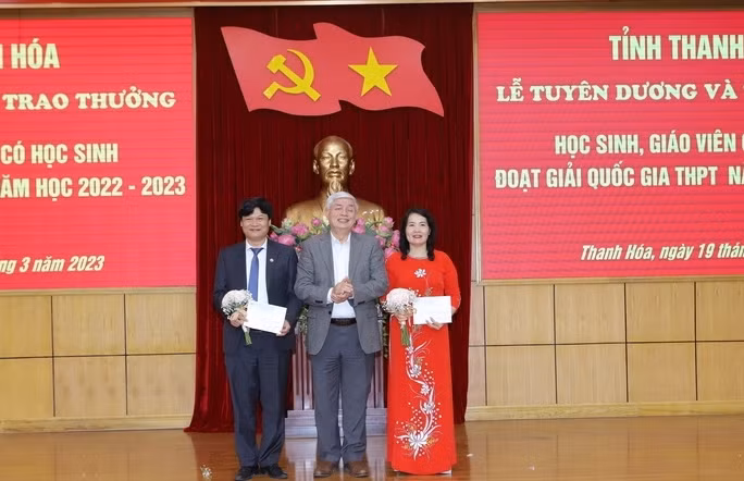 Chủ tịch Hội Khuyến học tỉnh Thanh Hóa Vương Văn Việt trao thưởng cho đại điện các trường có HS đạt giải Quốc gia. Ảnh: TL.