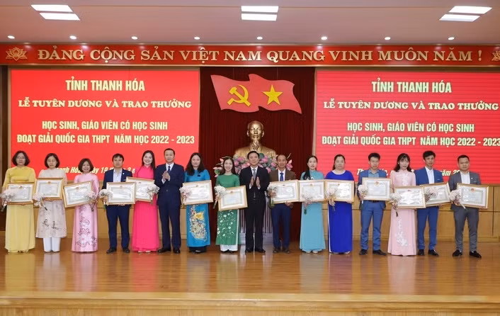 Bí thư Tỉnh ủy Thanh Hóa Đỗ Trọng Hưng và Chủ tịch UBND tỉnh Đỗ Minh Tuấn tặng hoa và Bằng khen của Chủ tịch UBND tỉnh cho GV có HS đạt giải Quốc gia. Ảnh: TL.
