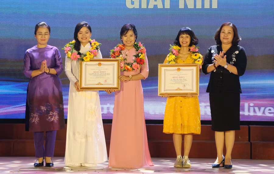 Lãnh đạo tỉnh Nghệ An trao thưởng cho dự án đạt giải cuộc thi Khởi nghiệp đổi mới sáng tạo