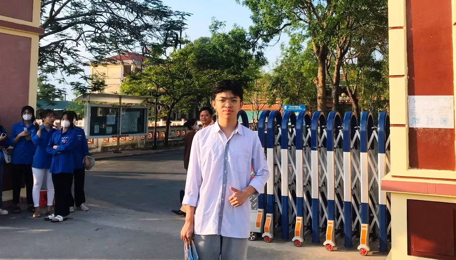 Thí sinh Lê Hồng Tài, có mặt ở điểm thi từ rất sớm. Ảnh: Lường Toán.