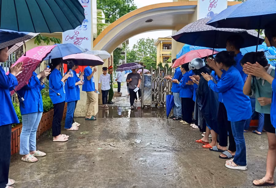 Lực lượng Thanh niên tình nguyện cổ vũ, động viên thí sinh đã hoàn thành bài thi vào lớp 10 vừa qua tại Thanh Hóa. Ảnh: Tỉnh đoàn Thanh Hóa.