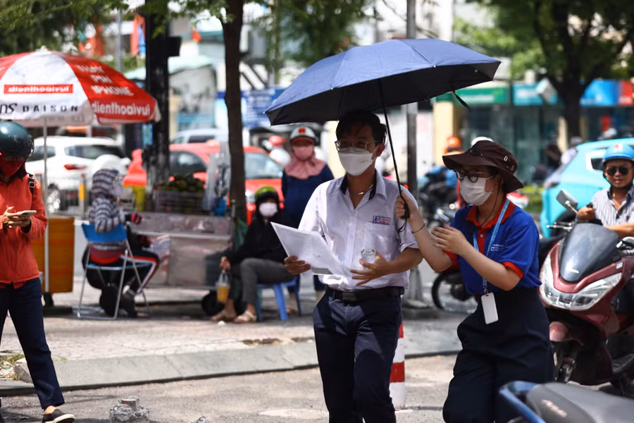 Thí sinh đến điểm thi Trường THPT Võ Thị Sáu, Quận Bình Thạnh, TPHCM. Ảnh: Mạnh Tùng Thí sinh đến điểm thi Trường THPT Võ Thị Sáu, Quận Bình Thạnh, TPHCM. Ảnh: Mạnh Tùng