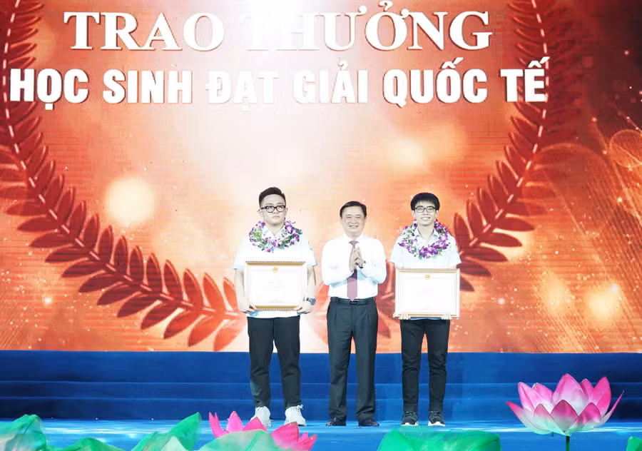 Bí thư Tỉnh ủy Nghệ An ông Thái Thanh Quý trao bằng khen cho em Trương Văn Quốc Bảo và Hoàng Tiến Nguyên (HS Trường THPT chuyên Phan Bội Châu) đạt huy chương tại các kỳ thi Olympic quốc tế, khu vực.