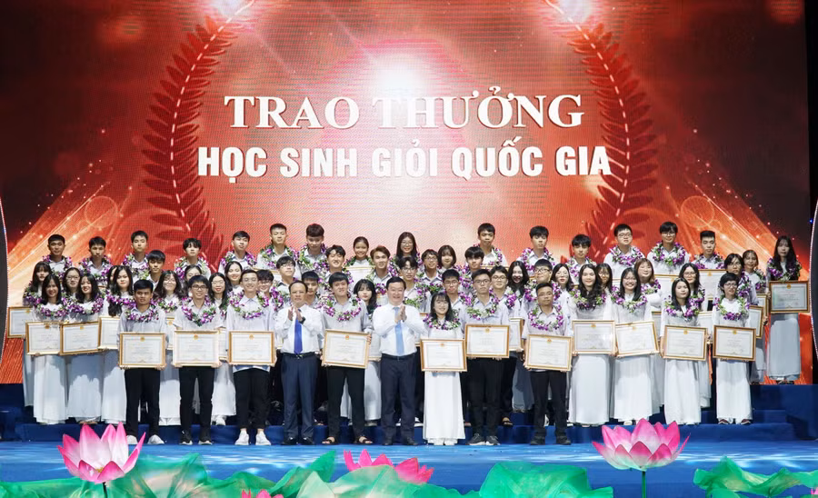 Mặc dù trải qua một năm học nhiều khó khăn, vất vả nhưng học sinh Nghệ An vẫn giành nhiều giải cao tại các kỳ thi HSG quốc gia, giữ vững tốp đầu cả nước. Mặc dù trải qua một năm học nhiều khó khăn, vất vả nhưng học sinh Nghệ An vẫn giành nhiều giải cao tại các kỳ thi HSG quốc gia, giữ vững tốp đầu cả nước.
