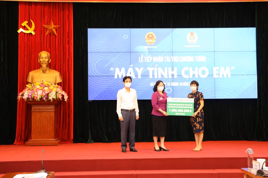 Lễ tiếp nhận tài trợ Chương trình “Máy tính cho em” ảnh 5