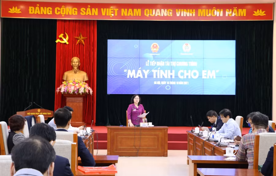 Lễ tiếp nhận tài trợ Chương trình “ Máy tính cho em”. Ảnh: Đình Tuệ