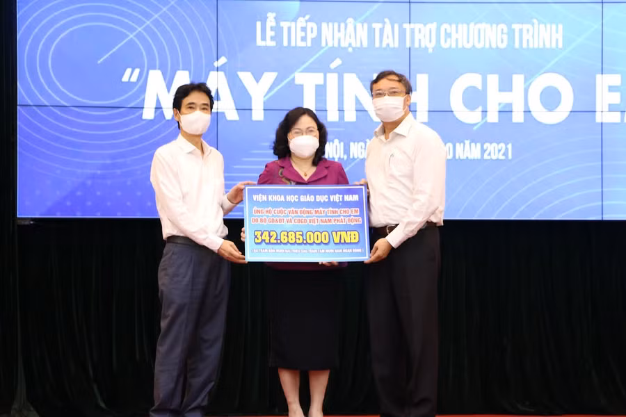 Thứ trưởng Ngô Thị Minh và Cục trưởng Phạm Hùng Anh tiếp nhận tài trợ tại buổi lễ