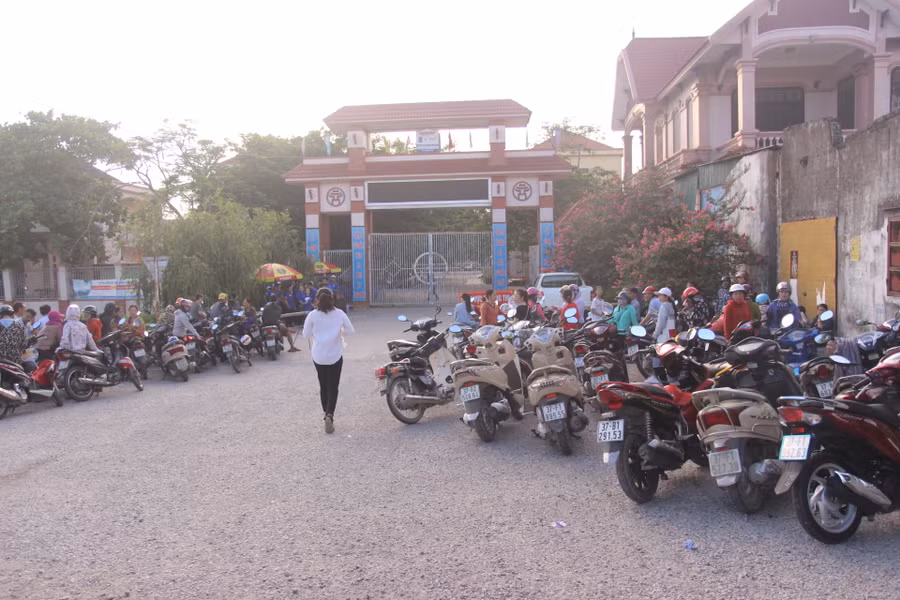 Một thí sinh đến muộn hơn so với các bạn vội vàng chạy vào điểm thi.