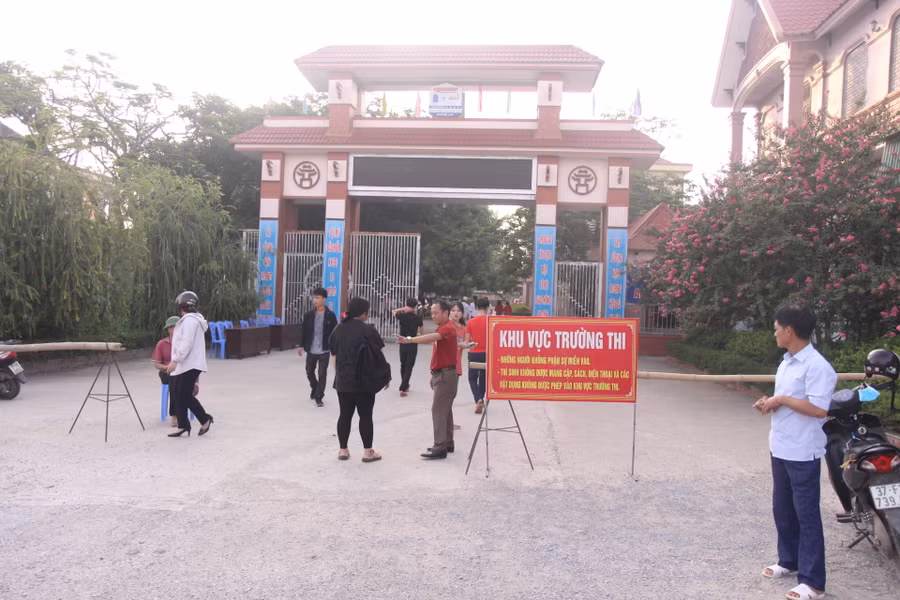 Thí sinh được nhắc nhở bỏ túi, cặp sách ở ngoài điểm thi