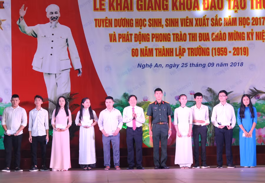 Khen thưởng sinh viên được tuyển thẳng và điểm trúng tuyển cao Khen thưởng sinh viên được tuyển thẳng và điểm trúng tuyển cao