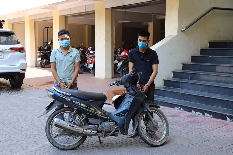 Tú và Hùng cùng phương tiện gây án tại cơ quan công an. Ảnh: Công an Vĩnh Phúc