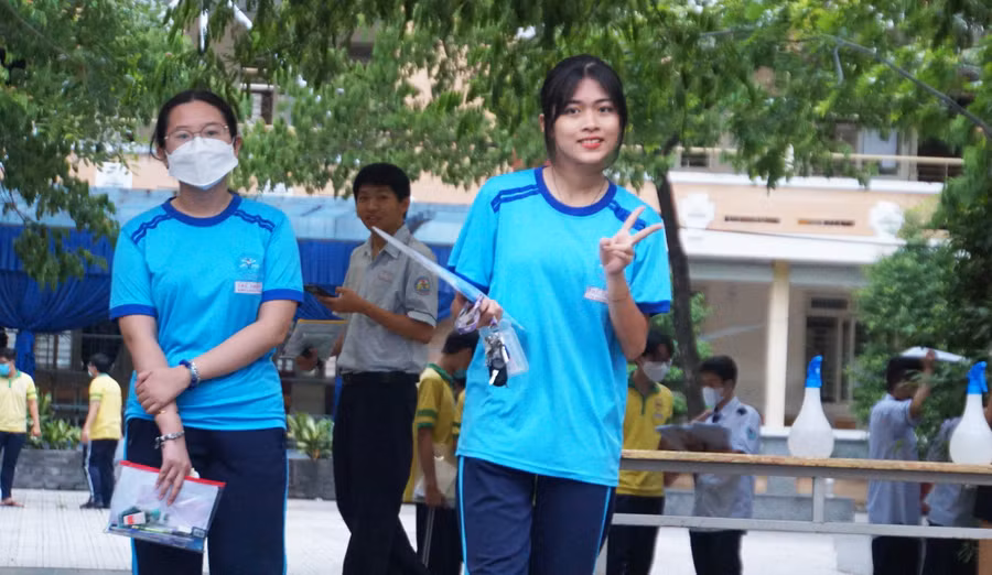 Hai thí sinh rời điểm thi Trường THPT Thủ Thiêm, TP Thủ Đức sau giờ thi Ngoại ngữ. Ảnh: Mạnh Tùng Hai thí sinh rời điểm thi Trường THPT Thủ Thiêm, TP Thủ Đức sau giờ thi Ngoại ngữ. Ảnh: Mạnh Tùng