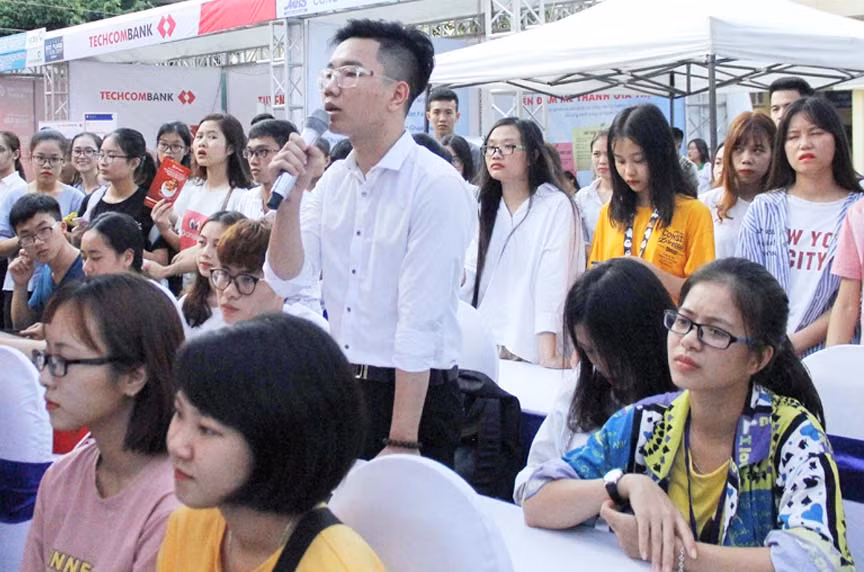 Sinh viên trực tiếp đặt câu hỏi cho các nhà tuyển dụng trong tọa đàm “Triển vọng và cơ hội nghề nghiệp” tại Ngày hội