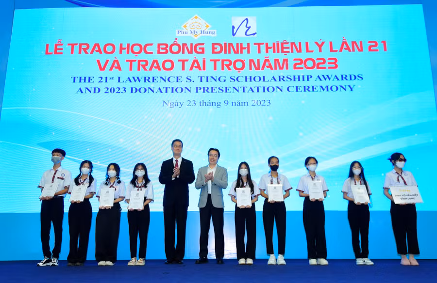 Học sinh, sinh viên nhận học bổng Đinh Thiện Lý, sáng 23/9. Ảnh: BTC