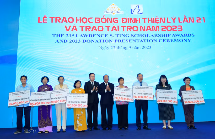 Học bổng được trao gián tiếp thông qua các quỹ, hội từ thiện khác. Ảnh: BTC